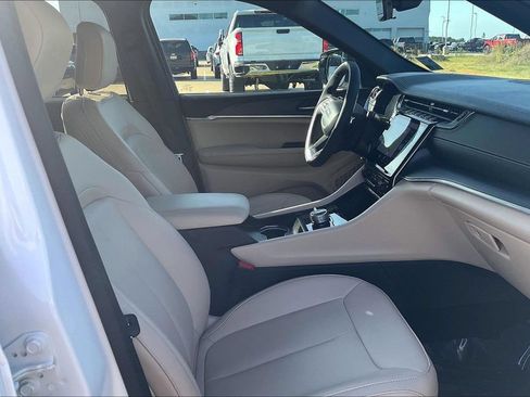 Used 2025 Jeep Grand Cherokee Limited AWD/4WD image 7