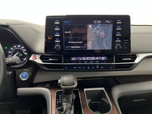 Used 2022 Toyota Sienna XLE w/ XLE Plus Package FWD image 17