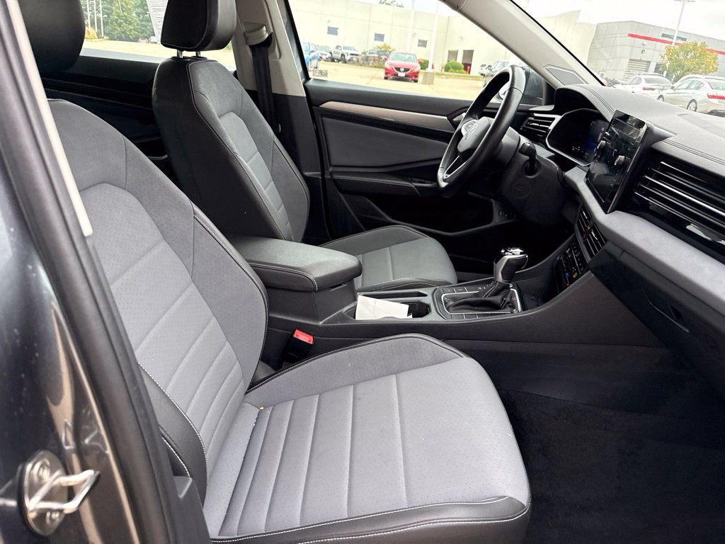 Used 2025 Volkswagen Jetta SE FWD image 16