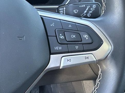 Used 2023 Volkswagen Tiguan SE w/ Panoramic Sunroof Package image 9