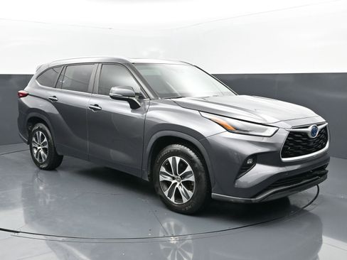 Used 2023 Toyota Highlander XLE image 7