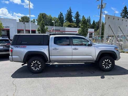 Used 2021 Toyota Tacoma TRD Off-Road w/ TRD Premium Off Road Package AWD/4WD image 3