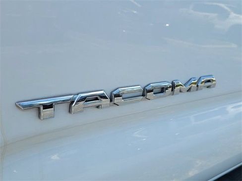 Used 2018 Toyota Tacoma TRD Sport w/ Technology Package RWD image 10