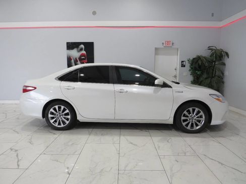Used 2017 Toyota Camry XLE w/ Moonroof Package image 3
