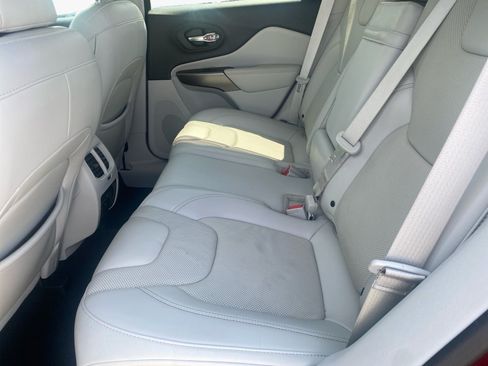 Used 2019 Jeep Cherokee Limited AWD/4WD image 16