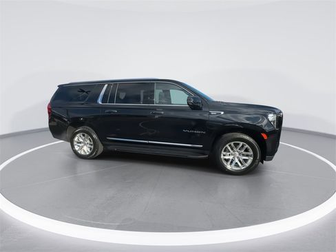 Used 2022 GMC Yukon XL SLT w/ SLT Premium Package image 4