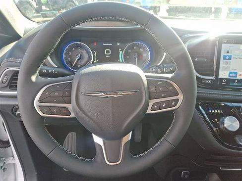 New 2026 Chrysler Pacifica Select image 16