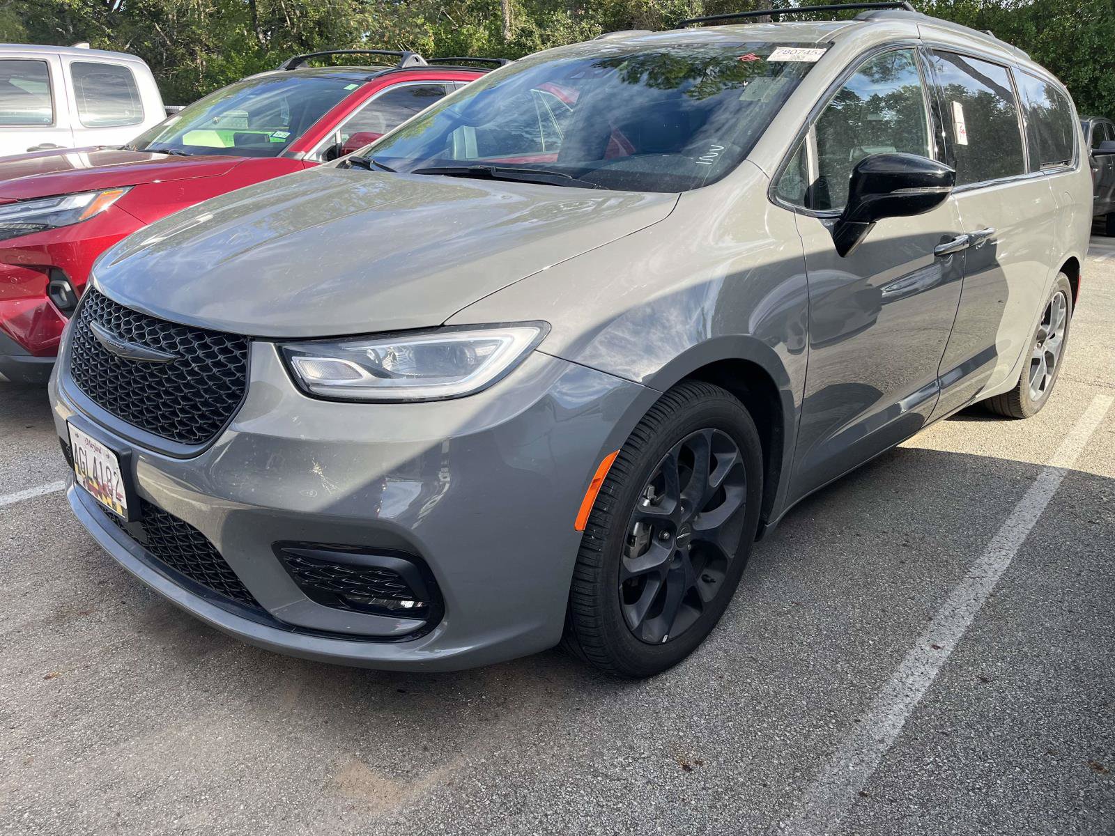 Used 2025 Chrysler Pacifica Limited FWD image 3