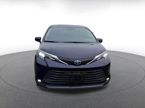 Used 2025 Toyota Sienna XLE image 4