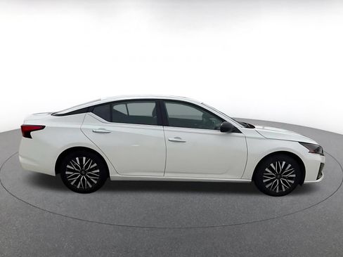 Used 2025 Nissan Altima 2.5 SV FWD image 16