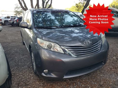 Used 2017 Toyota Sienna XLE FWD image 1