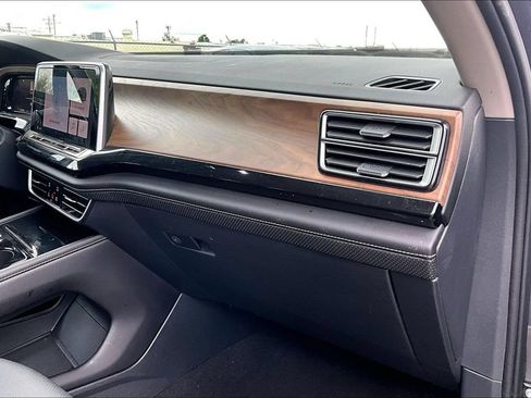 Used 2025 Volkswagen Atlas SE FWD image 18