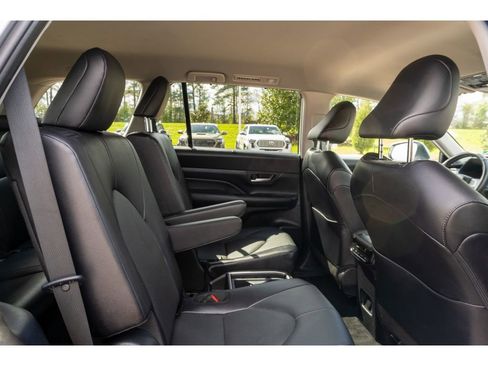 Used 2025 Toyota Grand Highlander XLE image 17