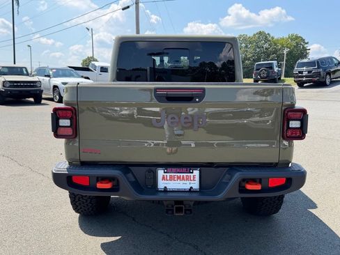 Used 2025 Jeep Gladiator Mojave w/ Convenience Group AWD/4WD image 4