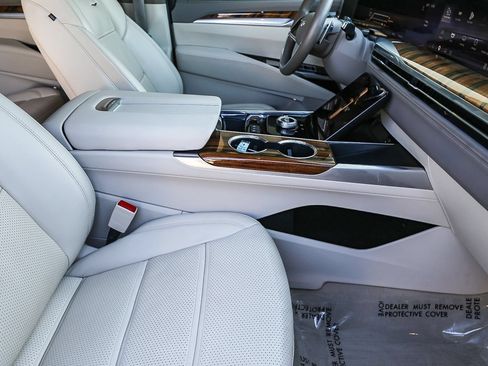 Used 2025 Cadillac Escalade ESV Sport Platinum w/ LPO, Floor Liner Package AWD/4WD image 16
