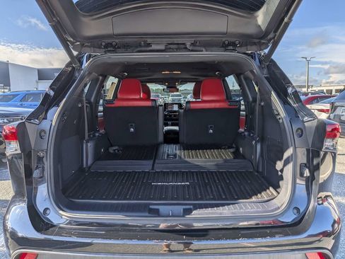 Used 2021 Toyota Highlander XSE FWD image 11