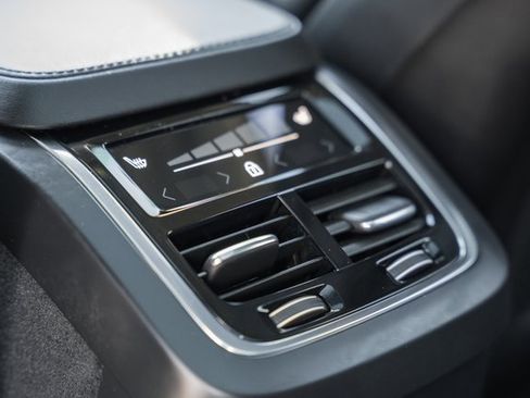 Certified 2023 Volvo XC90 B6 Plus image 32