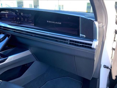 Used 2025 Cadillac Escalade ESV Sport w/ Touring Package image 18