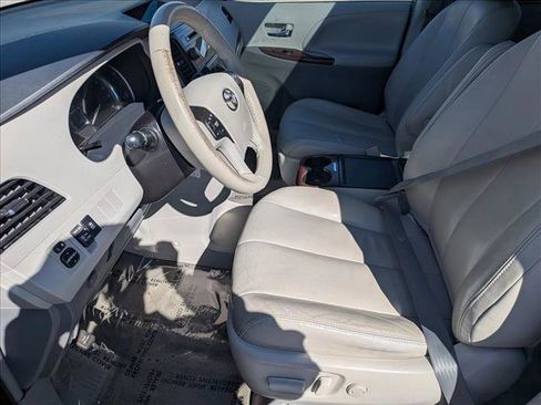 Used 2014 Toyota Sienna XLE image 12