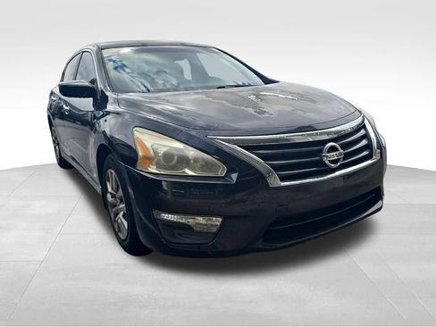 Used 2014 Nissan Altima 2.5 S w/ Display Audio Package FWD image 5