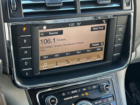 Used 2017 Lincoln Continental Select image 25