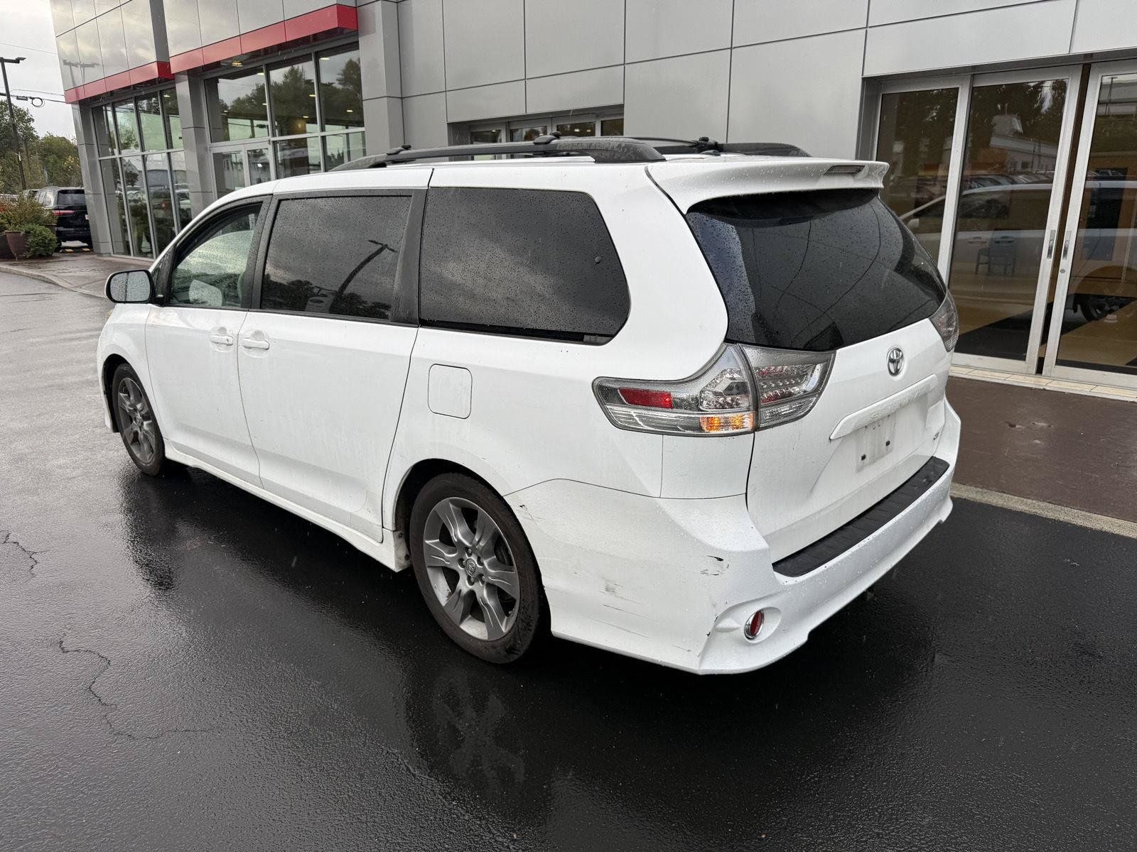 Used 2011 Toyota Sienna SE w/ Preferred Pkg FWD image 3