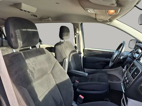 Used 2018 Dodge Grand Caravan SE w/ UConnect Hands-Free Group image 15