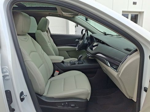 Used 2023 Cadillac XT4 Luxury w/ Cold Weather Package image 21