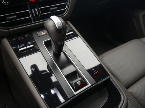 Certified 2023 Porsche Macan AWD/4WD image 43