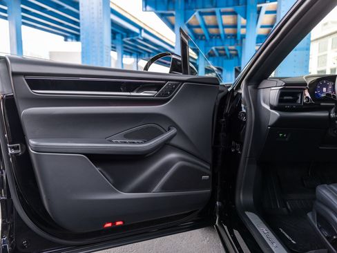 Certified 2025 Porsche Macan Electric RWD image 39