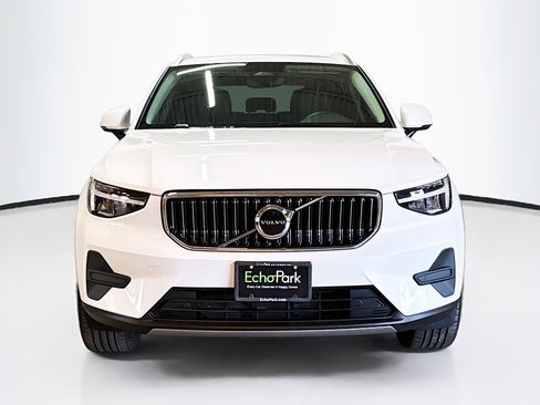 Used 2025 Volvo XC40 B5 Core image 2