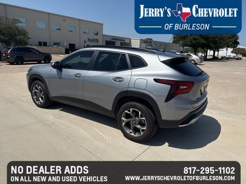 Used 2025 Chevrolet Trax LT w/ Driver Confidence Package FWD image 5