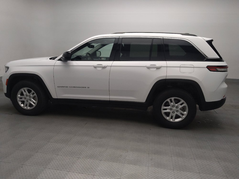 Used 2024 Jeep Grand Cherokee Laredo RWD image 3