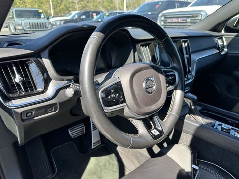 Used 2019 Volvo S60 T5 R-Design image 11