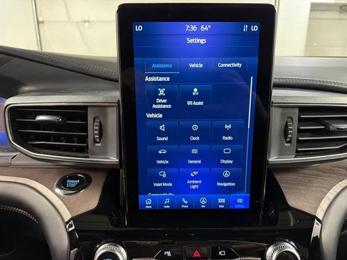 Certified 2023 Ford Explorer Platinum w/ Technology Package AWD/4WD image 9