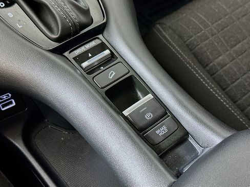Used 2023 Honda HR-V LX image 19