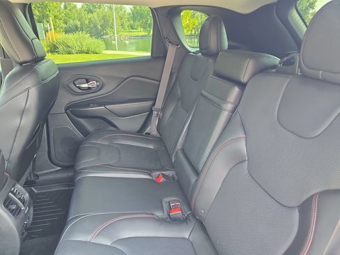 Used 2019 Jeep Cherokee Trailhawk AWD/4WD image 27