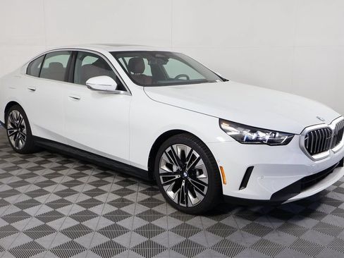 Used 2025 BMW 530i w/ Premium Package RWD image 3