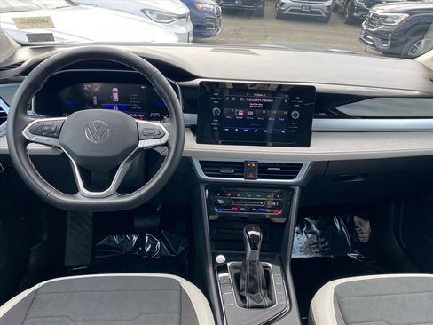 Certified 2025 Volkswagen Taos SE w/ Panoramic Sunroof Package image 12