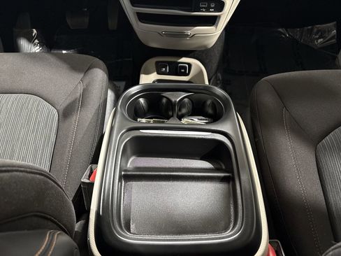 Used 2020 Chrysler Pacifica Touring image 20