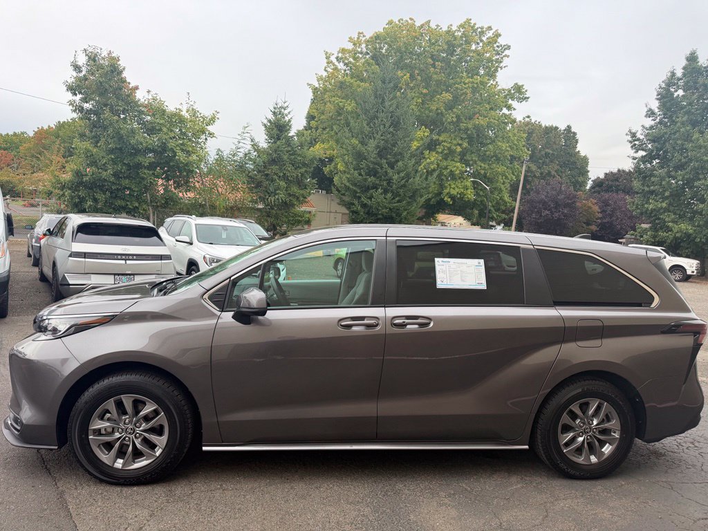 Used 2024 Toyota Sienna LE FWD image 10