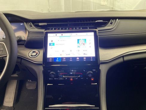 New 2025 Jeep Grand Cherokee Limited image 10