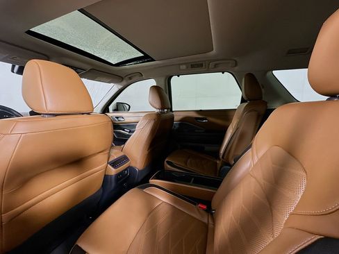 Used 2024 Nissan Pathfinder Platinum image 13