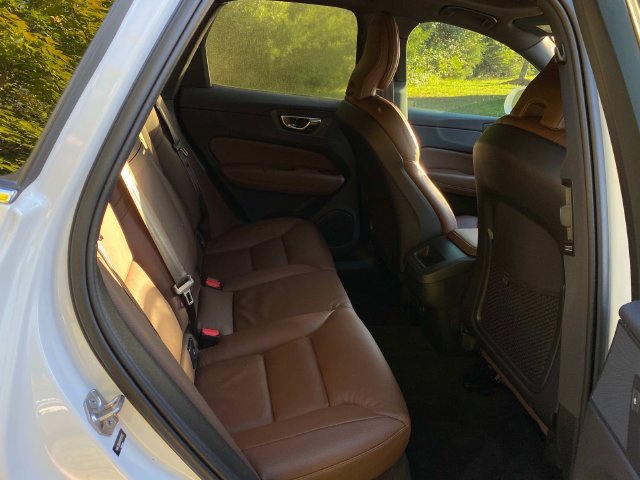 Used 2022 Volvo XC60 B5 Momentum w/ Advanced Package FWD image 34