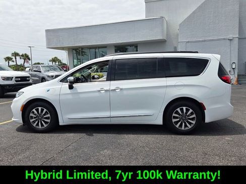 Used 2023 Chrysler Pacifica Limited FWD image 4
