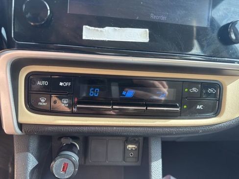 Used 2018 Toyota Corolla LE w/ Carpet Mat Package (TMS) FWD image 18