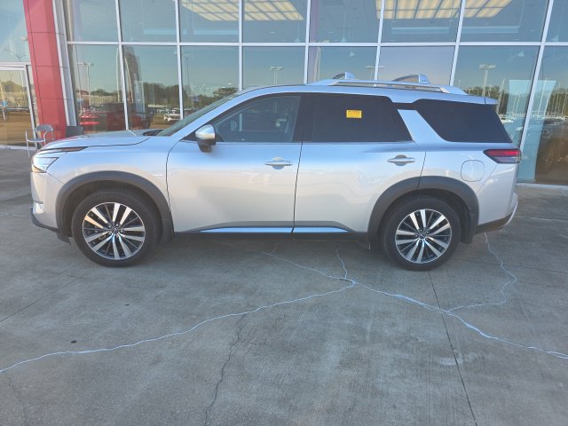 Used 2022 Nissan Pathfinder Platinum w/ Lighting Package (N92) FWD image 2