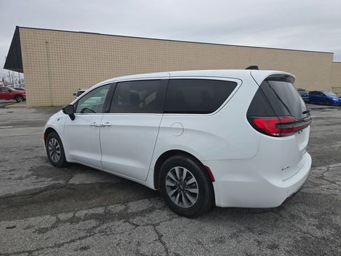 Used 2024 Chrysler Pacifica Limited FWD image 7