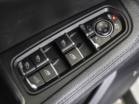 Used 2021 Porsche Macan image 34