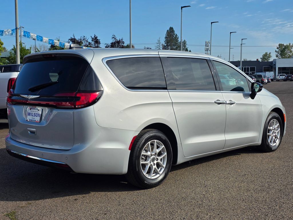 Used 2024 Chrysler Pacifica Touring-L FWD image 30